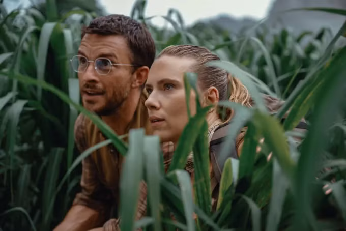 Jonathan Bailey (trái) và Scarlett Johansson trong phim "Jurassic World Rebirth", sẽ công chiếu ngày 2/7. Ảnh: Universal Pictures