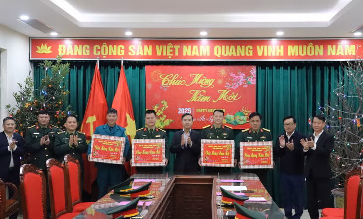 ...và tặng quà Tết cán bộ, chiến sỹ thuộc các đơn vị lực lượng vũ trang trên địa bàn thành phố Móng Cái.