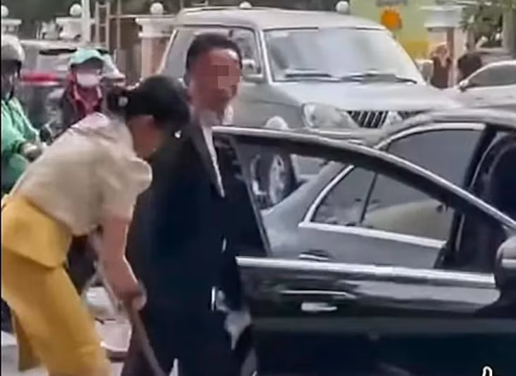 Người đàn ông rút kiếm đòi chém các công nhân khi bị nhắc nhở. Ảnh: AB