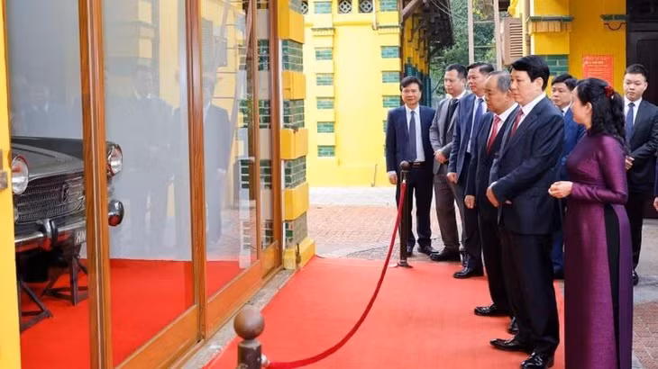 Chủ tịch nước Lương Cường tham quan Bảo vật quốc gia là ba chiếc xe ô tô được sử dụng phục vụ Chủ tịch Hồ Chí Minh từ năm 1954-1969 được lưu giữ tại Khu di tích Chủ tịch Hồ Chí Minh trong Phủ Chủ tịch. (Ảnh: Lâm Khánh//TTXVN)