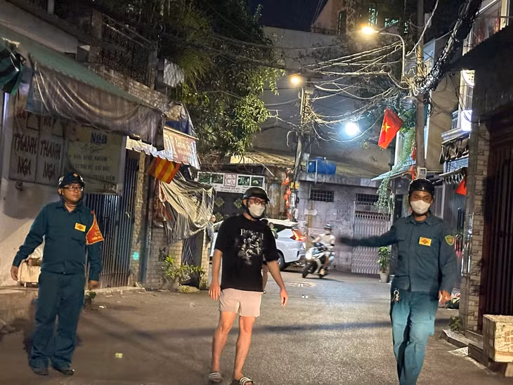 Lực lượng Dân quân tự vệ túc trực bên ngoài con hẻm trên đường số 7.