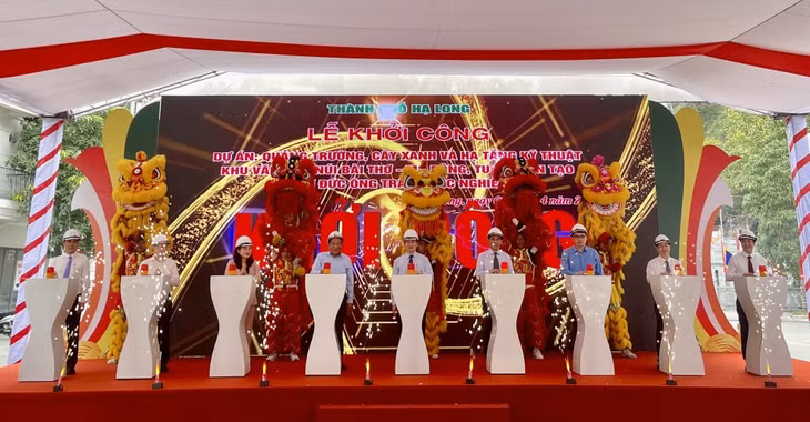 Các đại biểu thực hiện nghi thức khởi công Dự án Quảng trường, cây xanh và hạ tầng kỹ thuật khu văn hoá núi Bài Thơ - Mở rộng, tu bổ, tôn tạo đền Đức Ông Trần Quốc Nghiễn (phường Hồng Gai).