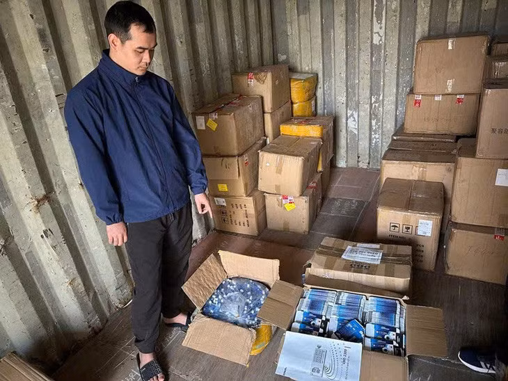 Nguyễn Văn Vũ cùng tang vật - Ảnh: C.A.