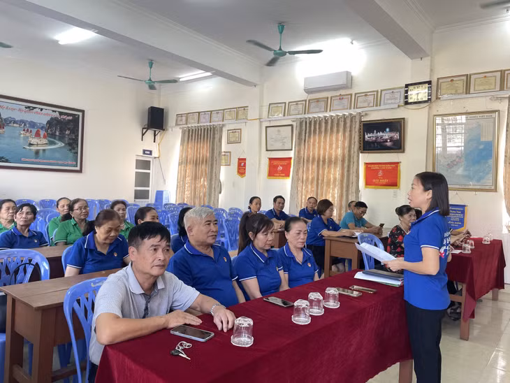 Một buổi sinh hoạt của CLB Phòng chống mua bán người và hỗ trợ nạn nhân phường Cao Xanh (TP Hạ Long).