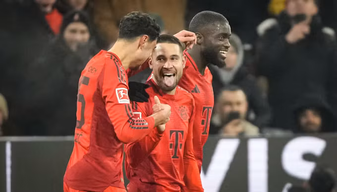 Raphael Guerreiro (giữa) mừng thứ hai của Bayern. Ảnh: FC Bayern