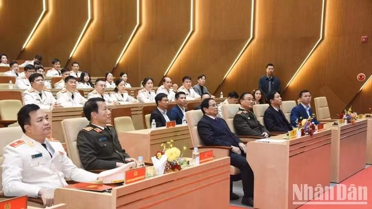 Thủ tướng Phạm Minh Chính và lãnh đạo Bộ Công an, Cục An ninh điều tra. (Ảnh: TRẦN HẢI)