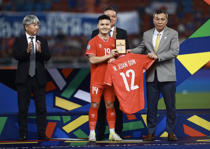 Nguyễn Quang Hải nhận thay Xuân Son danh hiệu Vua phá lưới ASEAN Cup 2024 - Ảnh: NGUYỄN KHÁNH