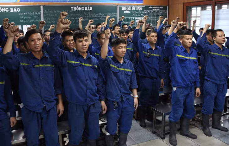 Thợ mỏ Công ty CP Than Vàng Danh quyết tâm thi đua trước ca sản xuất.