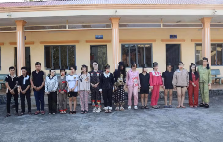 Những người liên quan cùng 12 cô gái được giải cứu tại quán karaoke Nice.