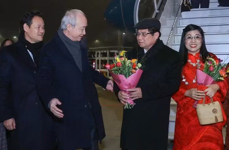 Đại sứ Việt Nam tại Thụy Sĩ Phùng Thế Long đón Thủ tướng Phạm Minh Chính và Phu nhân tại chân cầu thang máy bay. (Ảnh: NHẬT BẮC/VGP)