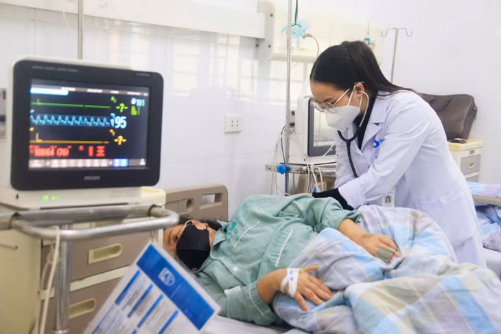 Bác sĩ khoa Bệnh Nhiệt đới (Bệnh viện Bãi Cháy) đang khám bệnh cho bệnh nhân mắc cúm mùa. Ảnh: Mạc Thảo (CTV)