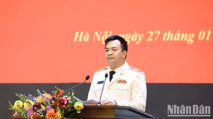 Lãnh đạo Cục An ninh điều tra báo cáo Thủ tướng Chính phủ. (Ảnh: TRẦN HẢI)
