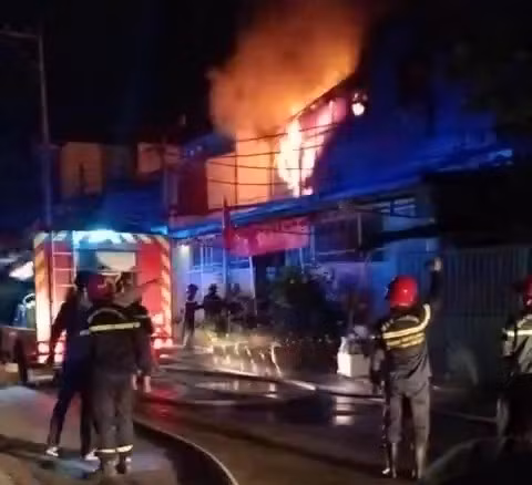 Lực lượng chữa cháy đã có mặt tại hiện trường, dập tắt đám cháy. Ảnh: Đông Hoàng