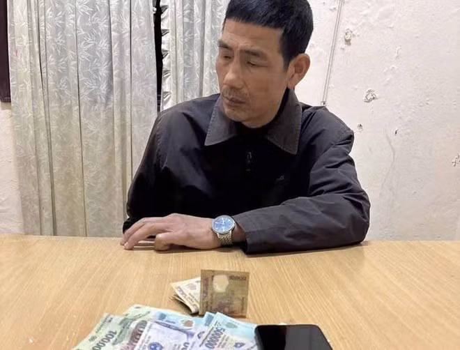 Đối tượng Bình cùng tang vật trộm cắp. Ảnh: Hà Thạch.