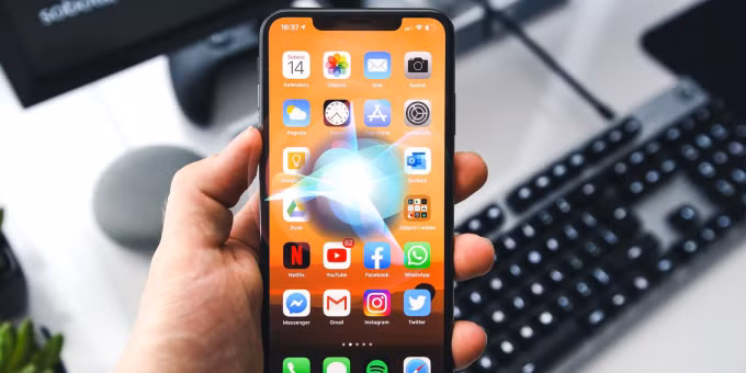 Một chiếc iPhone đang kích hoạt trợ lý ảo Siri. Ảnh: Makeuseof