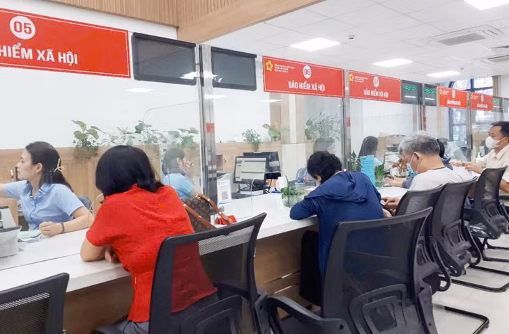 Người dân đến giải quyết các thủ tục liên quan chế độ, chính sách BHXH, BHYT tại Trung tâm Hành chính công TP Hạ Long.