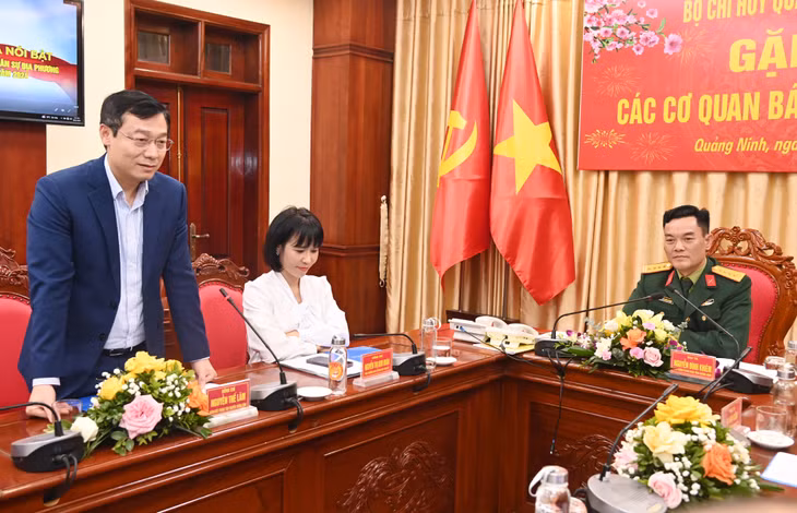 Đồng chí Nguyễn Thế Lãm, Giám đốc Trung tâm Truyền thông tỉnh, phát biểu tại buổi gặp mặt.