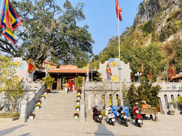 Đền Đức ông Trần Quốc Nghiễn (phường Hồng Gai).