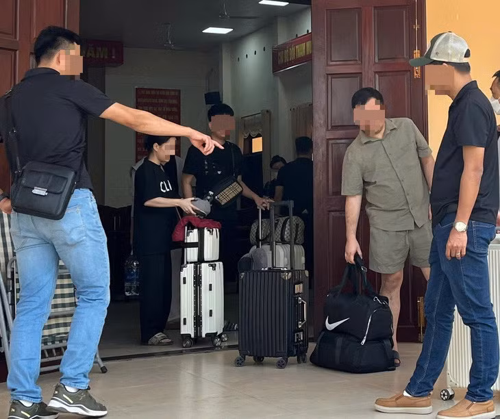 Nhóm người liên quan được đưa về cơ quan công an để phục vụ công tác điều tra - Ảnh: H.B.