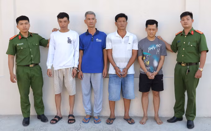 Cao Văn Hiệp (thứ 3 bên trái) cùng đồng phạm. Ảnh: Tuyết Nhung