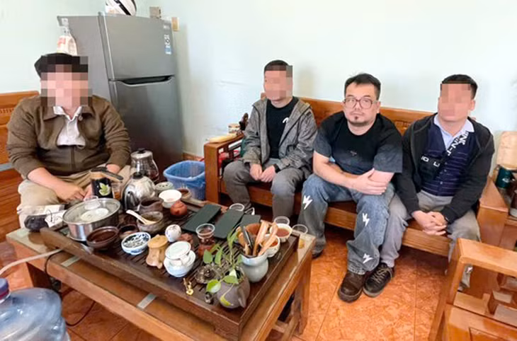 Các đối tượng người Trung Quốc bị phát hiện tại tầng 8 của tòa nhà (Lin Kai Yuan ngồi giữa). Ảnh: T. Văn