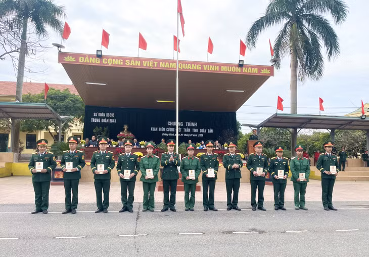 Trung đoàn 43, Sư đoàn 395 tặng quà cho hạ sĩ quan, chiến sĩ có hoàn cảnh khó khăn tại đơn vị.