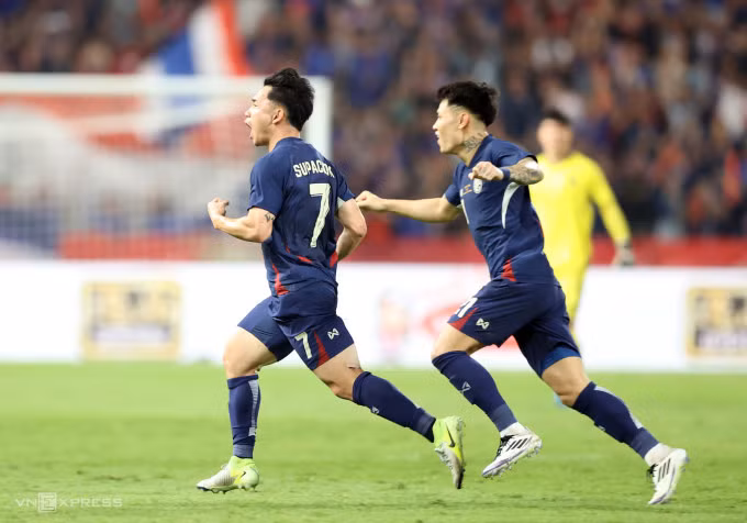 Supachok Sarachat mừng bàn nâng tỷ số 2-1 vào lưới Việt Nam ở lượt về chung kết ASEAN Cup 2024. Ảnh: Đức Đồng
