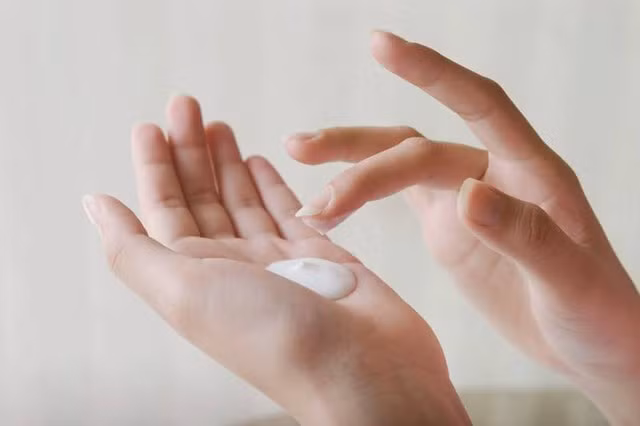 Đối với vùng da mặt, bạn nên lấy một lượng kem chống nắng bằng một đồng xu rồi thoa đều lên mặt và cổ.