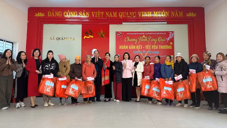 Lãnh đạo Hội LHPN TP Hạ Long và Hội Nữ Doanh nhân Quảng Ninh tặng quà Tết cho phụ nữ.