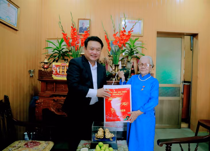 Đồng chí Nguyễn Đức Thành, Ủy viên BTV Tỉnh ủy, Chủ nhiệm Ủy ban Kiểm tra Tỉnh ủy thăm, chúc Tết Mẹ Việt Nam Anh hùng Nguyễn Thị Phưởng ở khu Yên Lâm 1, phường Đức Chính, TP Đông Triều.