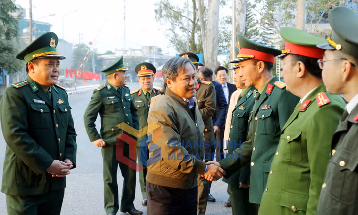 Đồng chí Vũ Đại Thắng, Ủy viên Trung ương Đảng, Bí thư Tỉnh ủy thăm, chúc Tết cán bộ, chiến sĩ, lực lượng chức năng và nhân dân trên địa bàn huyện Bình Liêu.