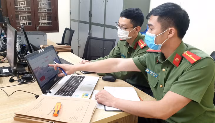 Cán bộ Phòng An ninh mạng và phòng chống tội phạm công nghệ cao (Công an tỉnh) lập sơ đồ hành vi của các đối tượng. Ảnh: Hằng Ngần