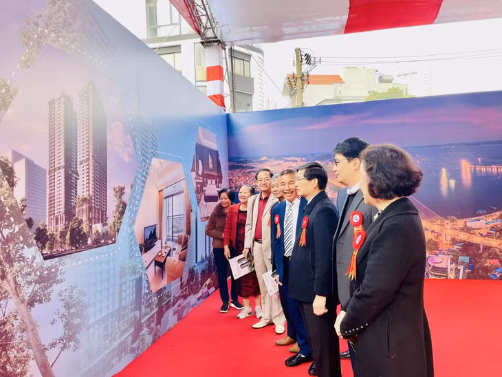 Lãnh đạo TP Hạ Long trao đổi cùng chủ đầu tư và người dân về dự án cải tạo, xây dựng lại khu chung cư cũ lô 6, 7, 8, phường Trần Hưng Đạo.