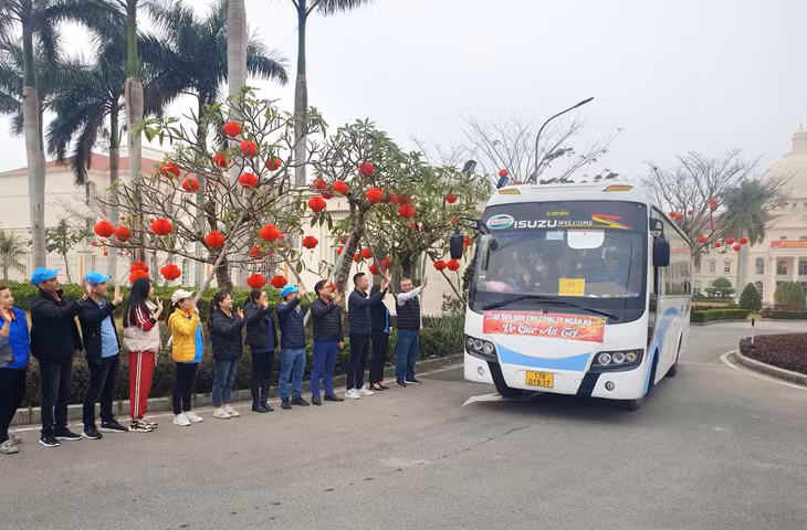 Liên đoàn lao động và lãnh đạo, công đoàn Công ty TNHH Khoa học kỹ thuật Texhong Ngân Hà tiễn công nhân về quê đón Tết