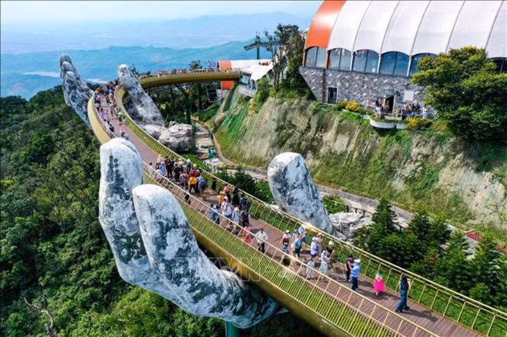 Cầu Vàng điểm nhấn độc đáo của Khu du lịch Sun World Ba Na Hills. Ảnh: Trần Lê Lâm/TTXVN