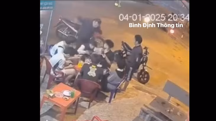 Người đàn ông đánh đập dã man học sinh lớp 7 được camera ghi lại tại TP Quy Nhơn - Ảnh: BĐTT