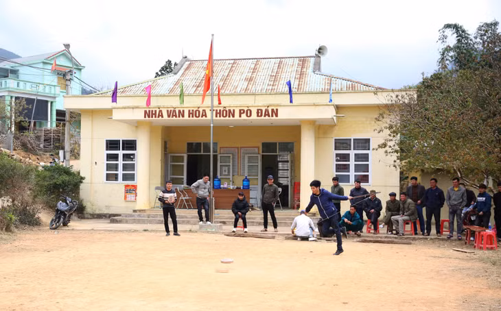 Những ngày đầu xuân, người dân tộc Sán Chỉ thôn Pò Đán, xã Húc Động (huyện Bình Liêu) cùng chơi đánh quay.