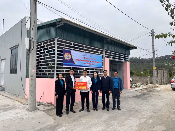 Công đoàn Công ty Than Uông Bí - TKV trao kinh phí hỗ trợ xây nhà cho anh Nguyễn Công Tùng, Phân xưởng khai thác 26.