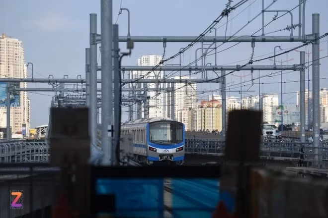 Tuyến metro số 1 gồm 3 ga ngầm Bến Thành, Nhà hát Thành phố, Ba Son và 11 ga trên cao. Ảnh: Duy Hiệu.