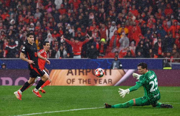 Tình huống lập công hiếm hoi của Szczesny - Ảnh: REUTERS
