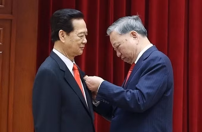 Tổng Bí thư Tô Lâm trao Huân chương Sao Vàng tặng nguyên Thủ tướng Nguyễn Tấn Dũng. Ảnh: TTXVN