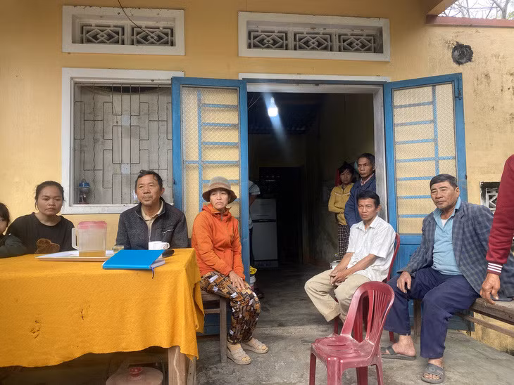 Người thân, hàng xóm tập trung ở nhà vợ chồng Thành sáng 22-1 - Ảnh: B.D.