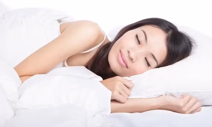 Để đảm bảo bạn tràn đầy sinh lực, hãy ưu tiên giấc ngủ và duy trì lịch trình ngủ-thức đều đặn. (Ảnh: ITN)