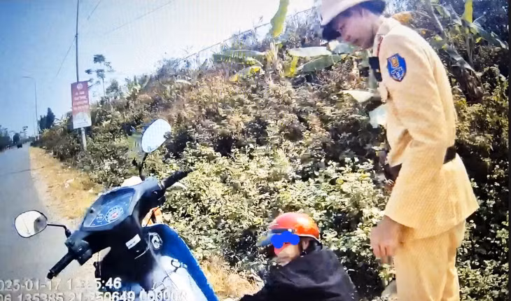 Thời điểm anh T được tổ công tác phát hiện say xỉn, nằm ngủ ngay trên lề đường gom cao tốc Hà Nội - Bắc Giang.
