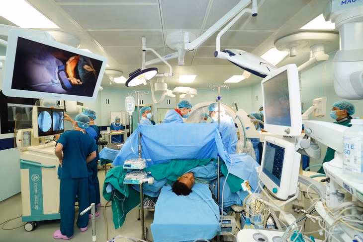 Tuyển thủ Việt Nam trong ca mổ, hiện anh đã tỉnh và chuẩn bị được tập đi bằng nạng - Ảnh: BVCC
