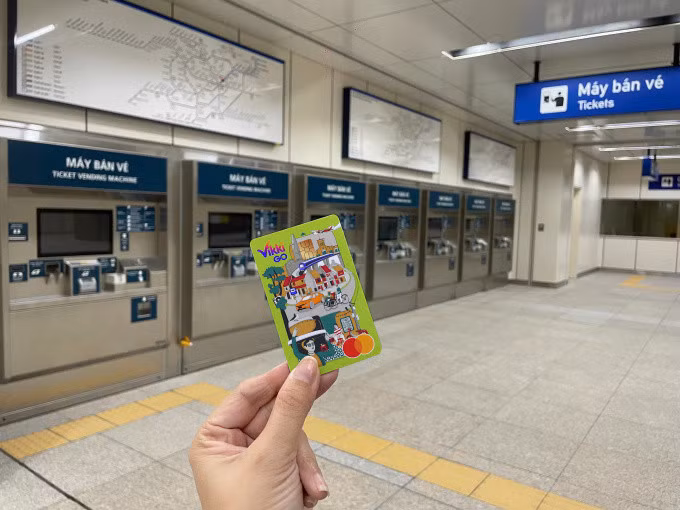 Khách dùng thẻ Vikkigo thanh toán một chạm tại ngày chạy đầu tiên của Metro số 1. Ảnh: Vikkigo