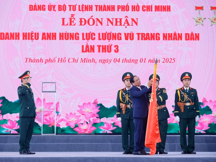 Thay mặt lãnh đạo Đảng, Nhà nước, Thủ tướng trao tặng danh hiệu Anh hùng Lực lượng vũ trang nhân dân cho lực lượng vũ trang TPHCM - Ảnh: VGP/Nhật Bắc