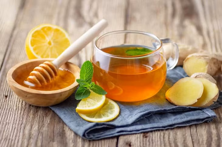 Pha một thìa mật ong với nước ấm uống vào buổi sáng giúp bổ phế và tăng cường sức đề kháng - Ảnh minh họa