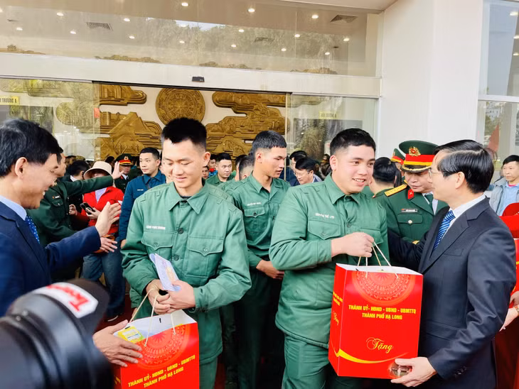 Lãnh đạo thành phố Hạ Long tặng quà Tết các quân nhân hoàn thành nghĩa vụ quân sự.