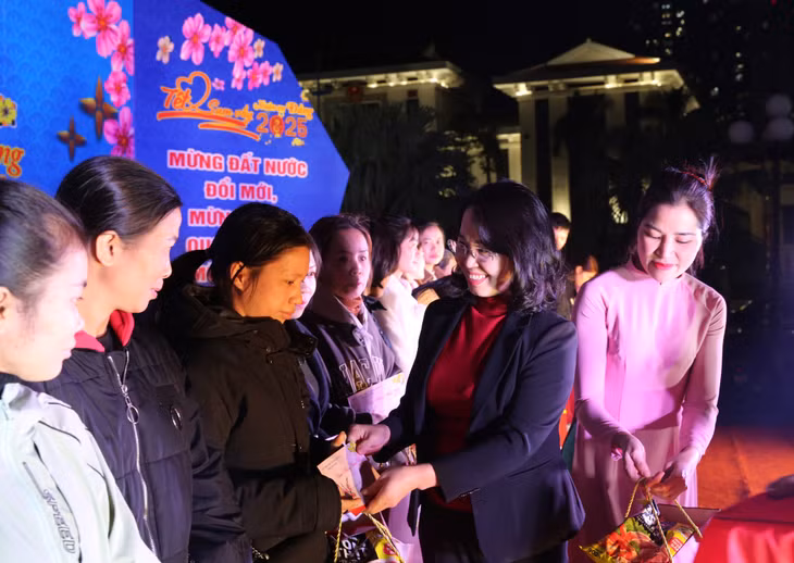 Đồng chí Trịnh Thị Minh Thanh, Phó Bí thư Thường trực Tỉnh ủy, Chủ tịch HĐND tỉnh, tặng quà cho người lao động có hoàn cảnh khó khăn.